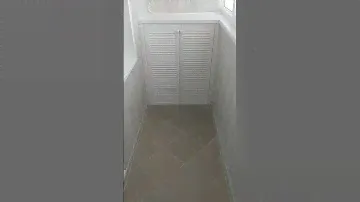 Отделка балкона в Минске панелями пвх "дуб Афина" и жалюзийная тумбочка!