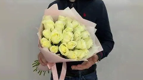 Букет из 25 белых роз 40 см