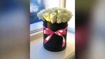25 белых роз в шляпной коробке. BUKETIR